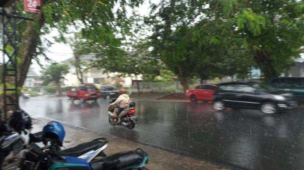Cuaca Kepri Hari ini Berawan, Ada Potensi Hujan Disertai Petir dan Angin Kencang