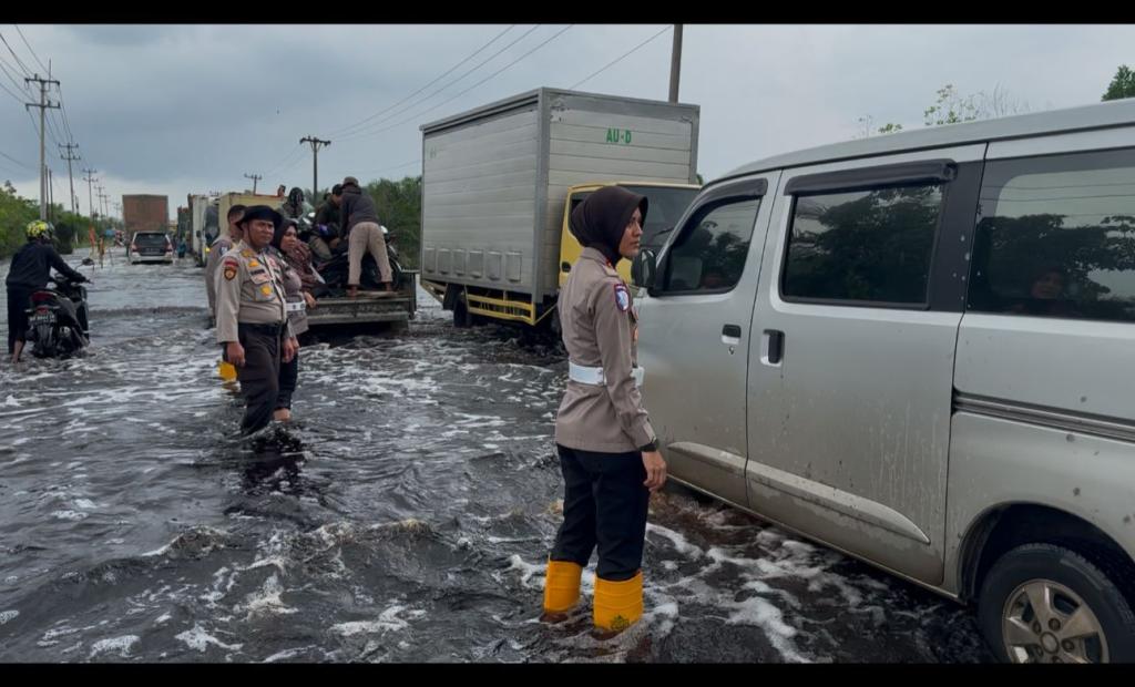 Kepolisian Siaga 24 Jam di Jalur Banjir Pelalawan