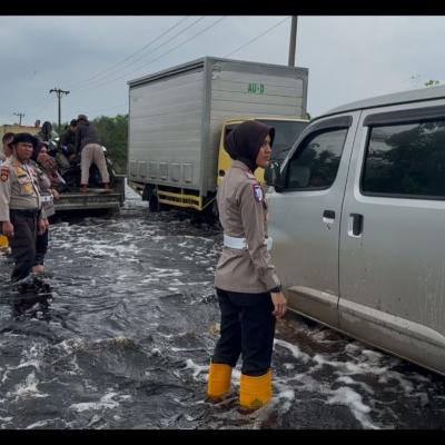 Kepolisian Siaga 24 Jam di Jalur Banjir Pelalawan