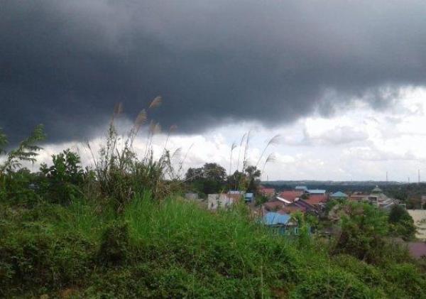 Awan Tebal Muncul di Langit Kepri BMKG Prakirakan Turun Hujan Ringan