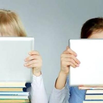 Klik Cepat, Baca Lambat: Tantangan Literasi di Era Media Sosial