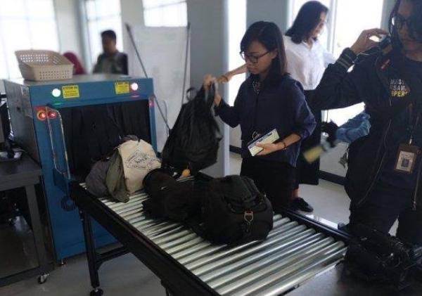 Petugas Keamanan Bandara SSK II Gagalkan Penyelundupan Paket Ganja Hampir 1 Kilogram
