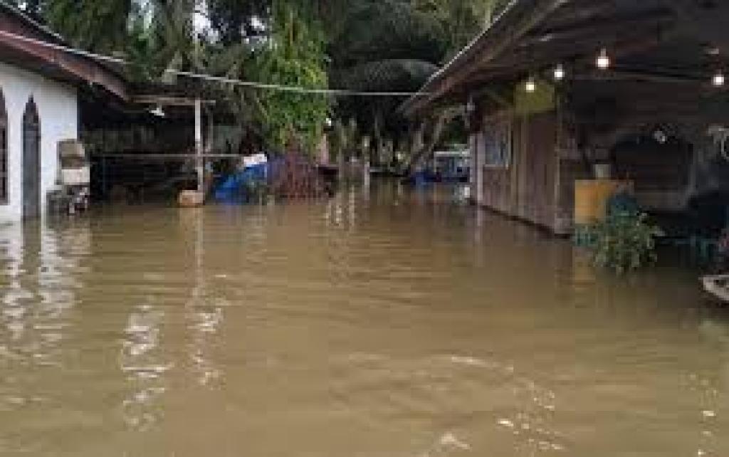 Warga Kampar Hadapi Banjir Saat Ramadan: Jalan Desa Terendam, Puasa Tetap Berjalan