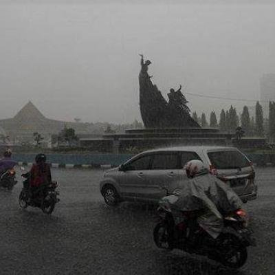 Prakiraan Cuaca Riau Hari Ini: Waspadai Hujan Disertai Petir dan Angin Kencang