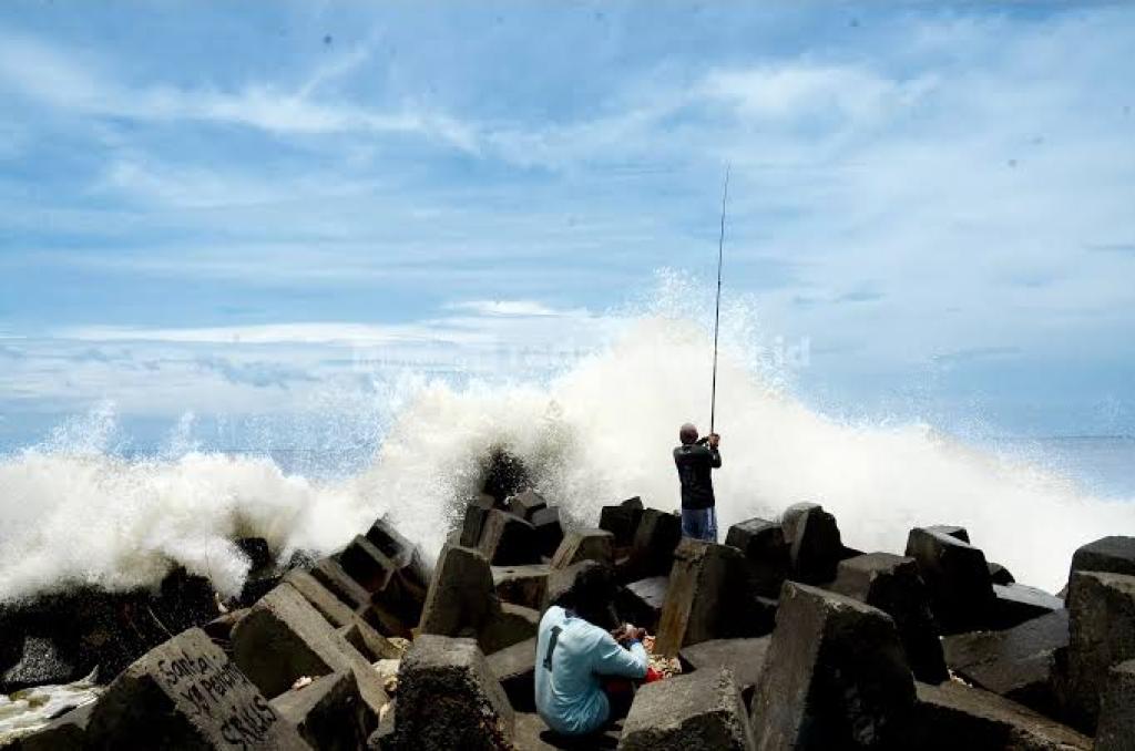 Cuaca Kepri Hari ini Berawan, Hujan dan Gelombang Tinggi di Natuna