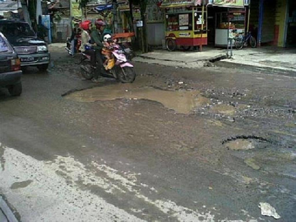 Warga Bangko Rohil Resah, Jalan Rusak Parah dan Berlubang Sebabkan Kecelakaan