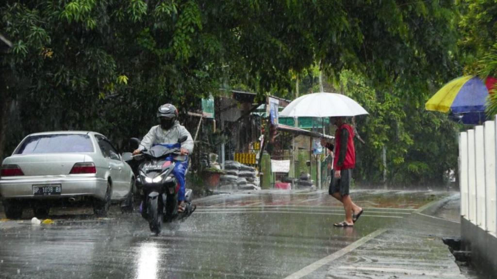 Cuaca Kepri pada Hari Pertama Ramadhan: Hujan Ringan dan Potensi Petir