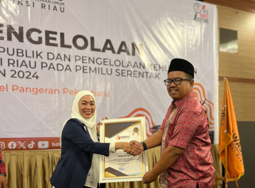 Bawaslu Pekanbaru Sabet Penghargaan Kehumasan Pemberitaan Terbaik