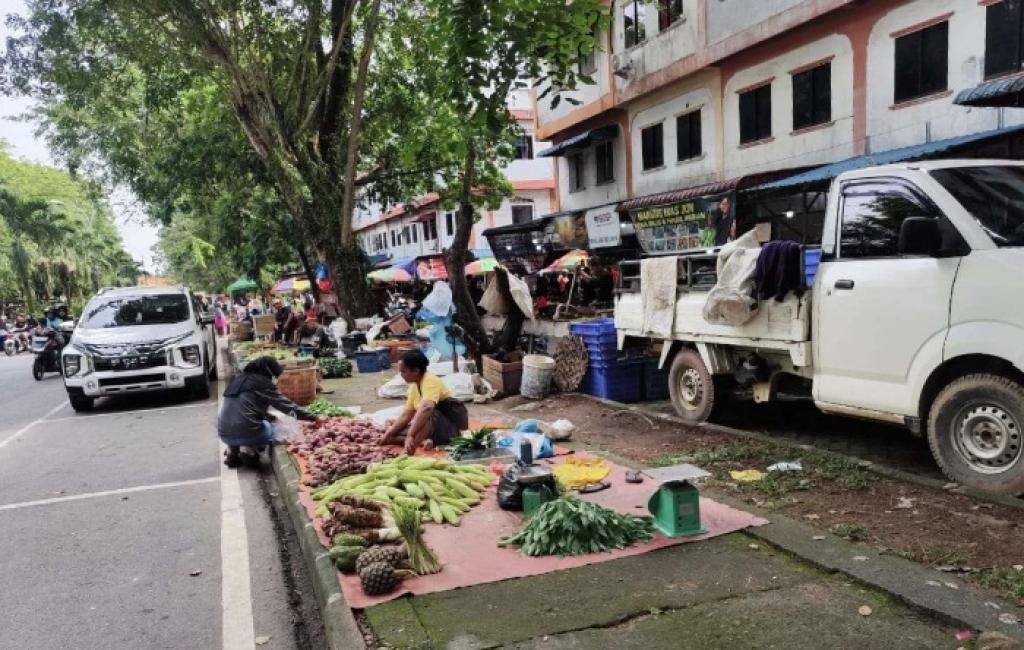 Meski Ada Larangan, Pedagang Kaki Lima Kembali Penuhi Trotoar Bintan Center