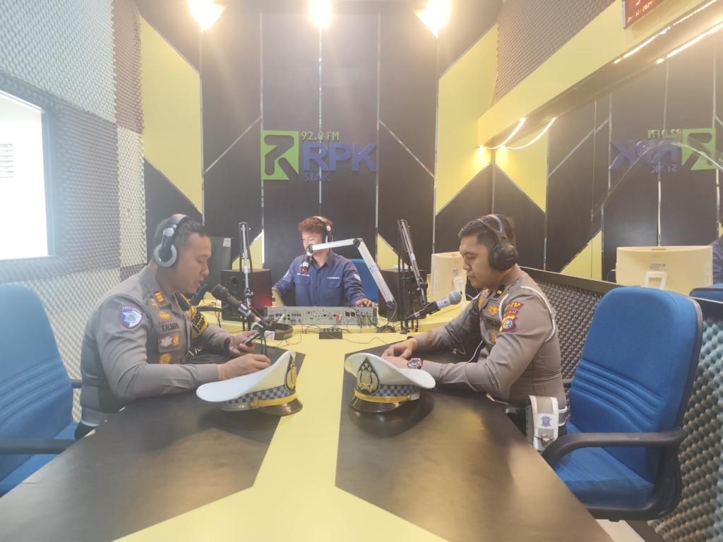 Melalui Siaran Radio RPK 92.0 FM, Satlantas Polres Siak Sosialisasikan Himbauan Kamseltibcar Lantas Dalam Rangka Ops Lilin Lancang Kuning 2024