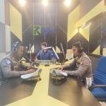 Melalui Siaran Radio RPK 92.0 FM, Satlantas Polres Siak Sosialisasikan Himbauan Kamseltibcar Lantas Dalam Rangka Ops Lilin Lancang Kuning 2024