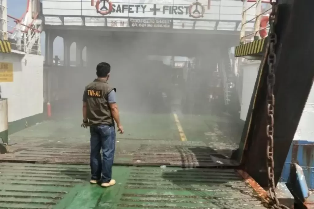 TNI AL Kerahkan Tim F1QR Selamatkan Penumpang KM Mulia Nusantara yang Terbakar di Batam