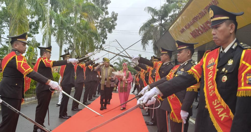 Tradisi Pedang Pora dan Adat Melayu Sambut Kedatangan AKBP Eka Ariandy Putra Saat Menapaki Langkah Menuju Mapolres Siak