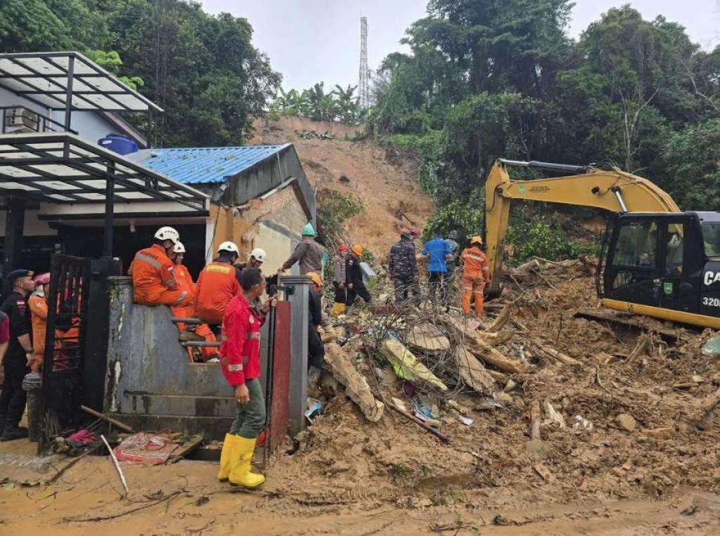 Tinjau Lokasi Longsor di Batam, Gubernur Ansar. Ingatkan Soal Mitigasi Bencana