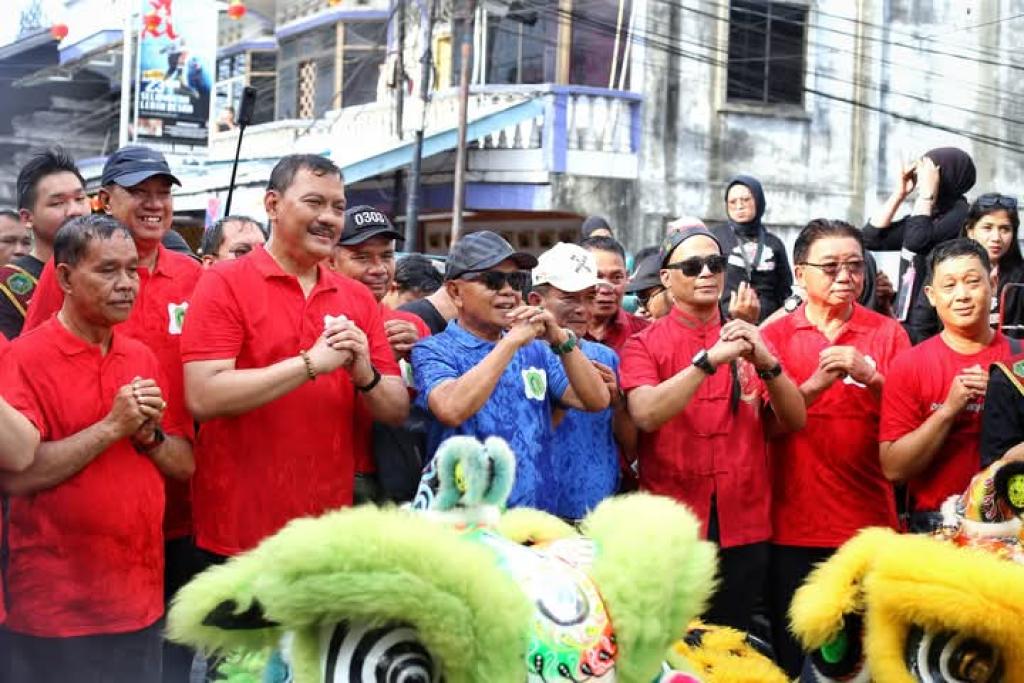 Bupati Asmar Buka Festival Perang Air Sempena Perayaan Imlek 2576