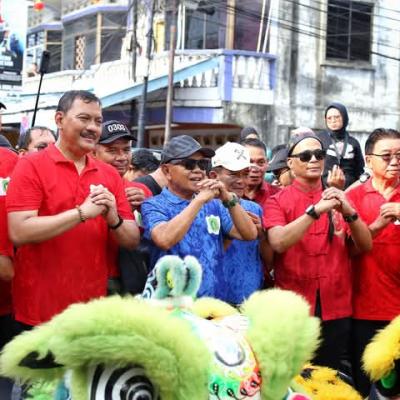 Bupati Asmar Buka Festival Perang Air Sempena Perayaan Imlek 2576