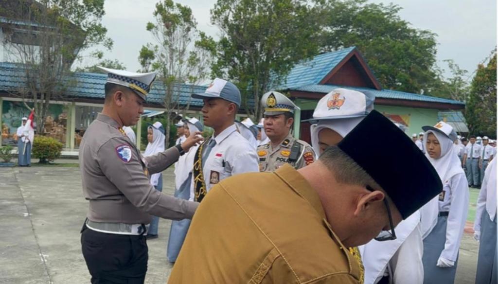 Kukuhkan Patroli Keamanan Sekolah SMA Negeri 1 Siak, Kasatlantas Polres Siak Berikan Edukasi Keselamatan Berlalu Lintas