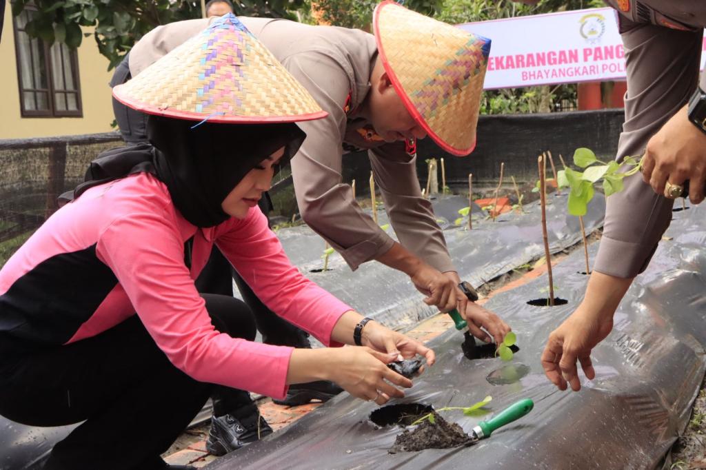 Polres Siak Launching Program P2L, Ratusan Bibit Ikan dan Tanaman Hidroponik Ditebar