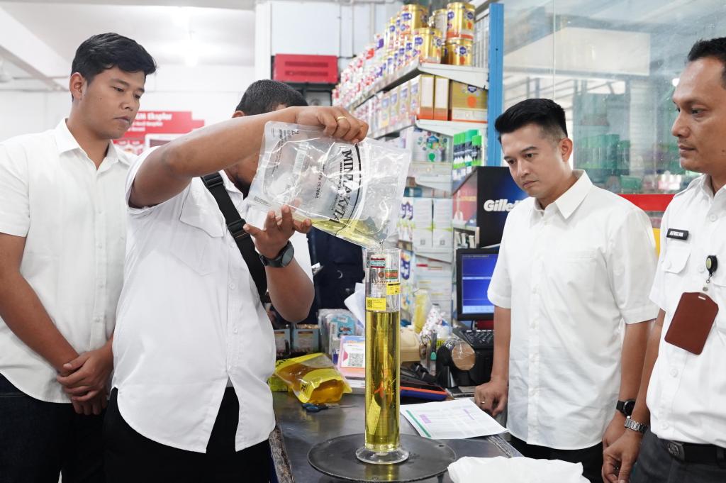 Pastikan Stok Aman dan sesuai Standar, Satreskrim Polres Siak Bersama Disperindag Siak Cek Minyak Kita di Pasaran