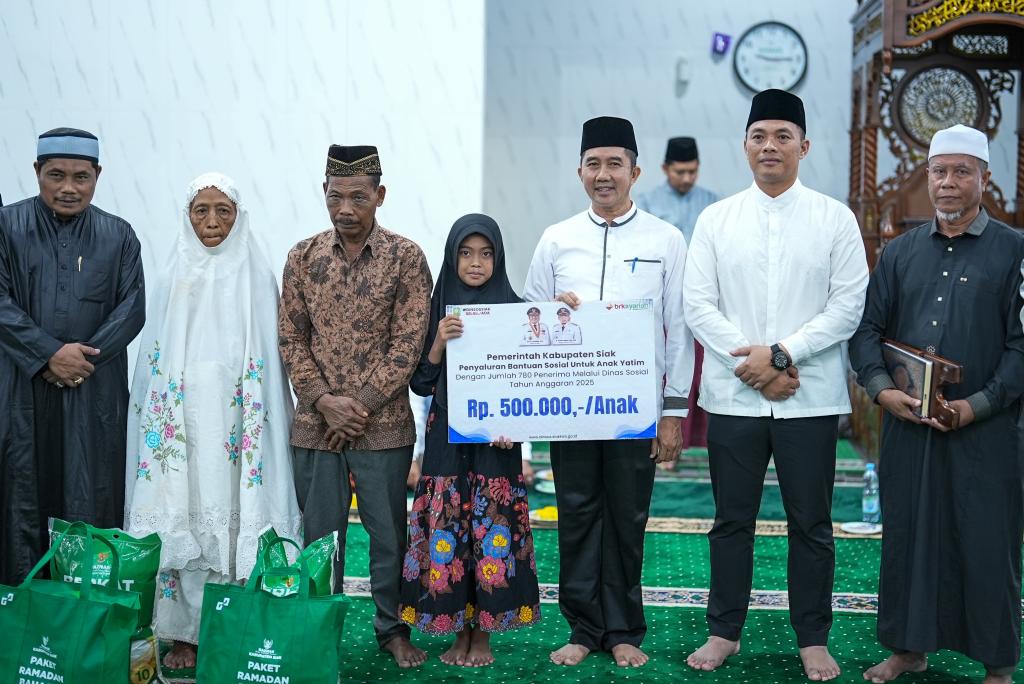 Salurkan Bantuan Ramadhan Untuk Masyarakat Kurang Mampu Saat Safari Ramadhan, Plh Sekda Siak Sebut Ini Bentuk Nyata Pemerintah Peduli Dengan Warga