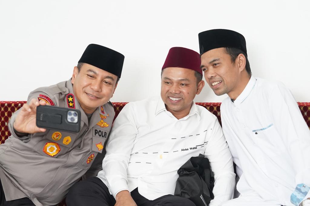 Kala Kapolda Riau Saling Berbalas Pantun dengan Ustaz Abdul Somad