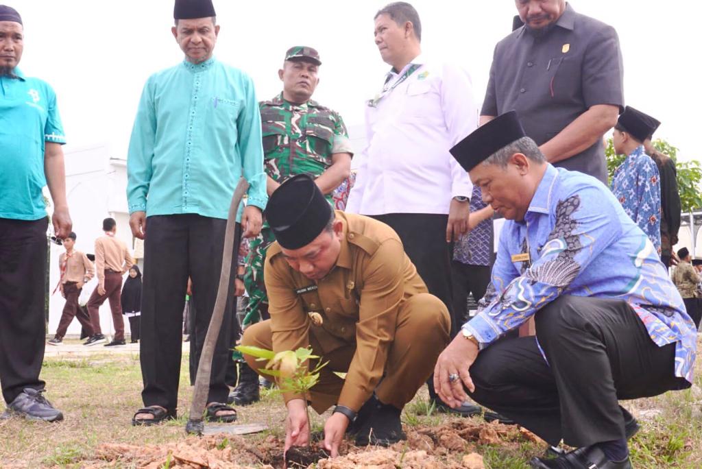 Peringati Hari Bumi, Wabup Husni dan Kemenag Siak Tanam 1.370 Pohon Matoa