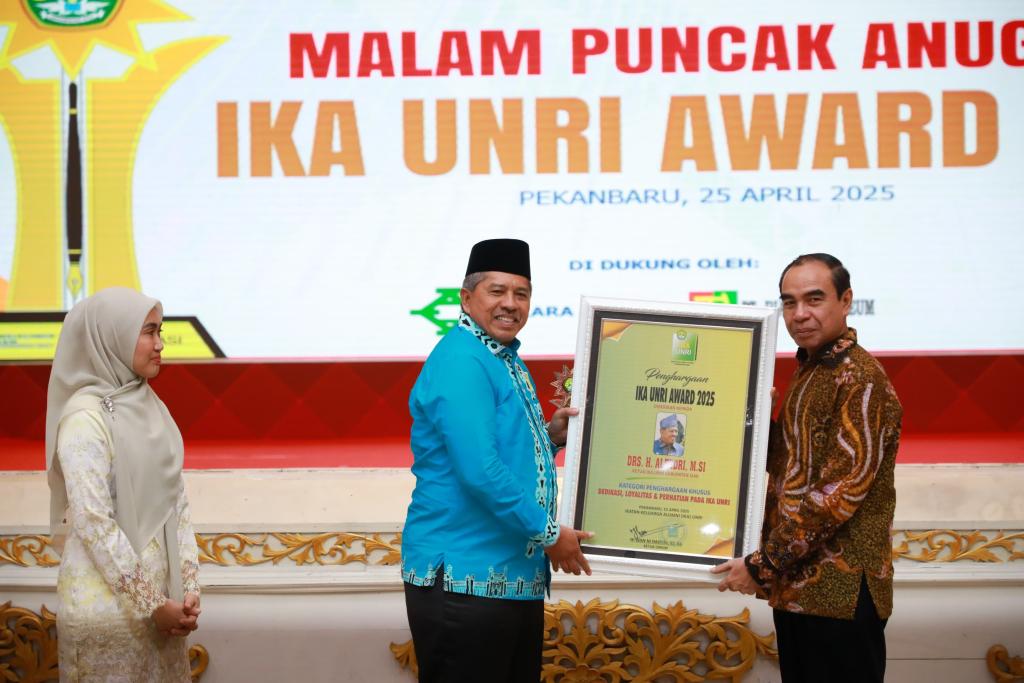 Malam Puncak Anugerah IKA UNRI Award 2025, Bupati Siak Raih Penghargaan Khusus