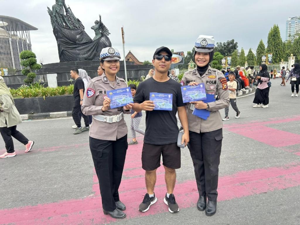 Tim Polwan Cantik Ditlantas Polda Riau Dapat Sambutan Hangat di Car Free Day Pekanbaru