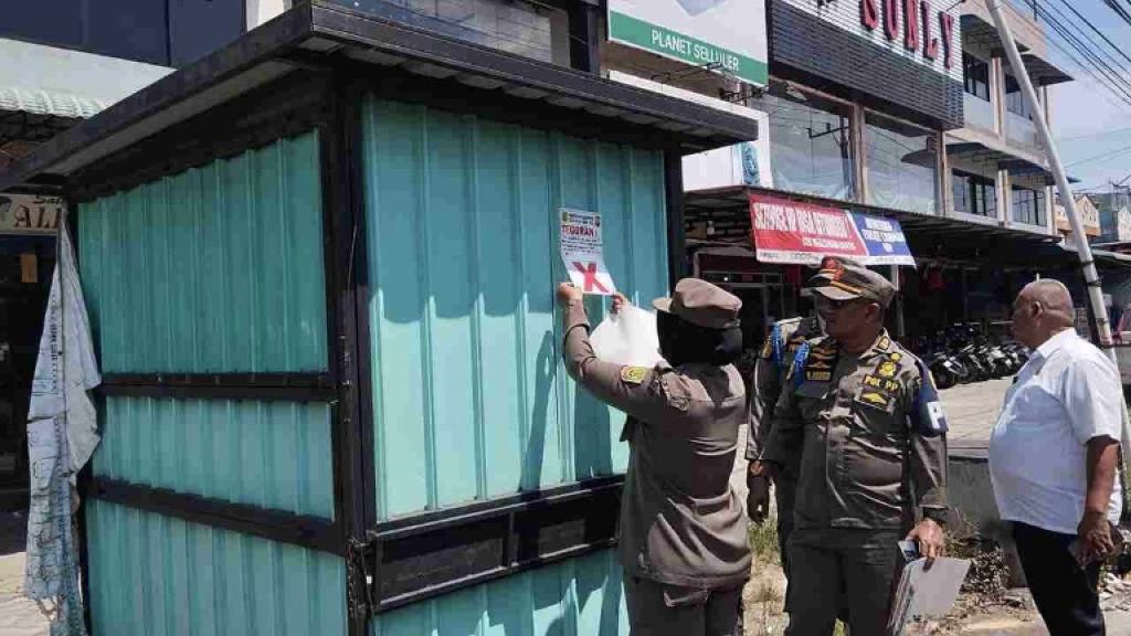 Satpol PP Tanjungpinang Tertibkan Lapak Yang Ditinggalkan PKL