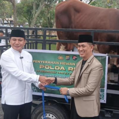 Irjen Hery Heryawan Lepas Secara Simbolis Pendistribusian Ratusan Hewan Kurban di Polda Riau