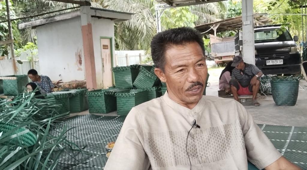 Dari Limbah Tali Strapping tak Terpakai, M Nur Angkat Perekonomian Warga Tualang