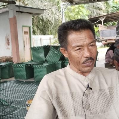 Dari Limbah Tali Strapping tak Terpakai, M Nur Angkat Perekonomian Warga Tualang