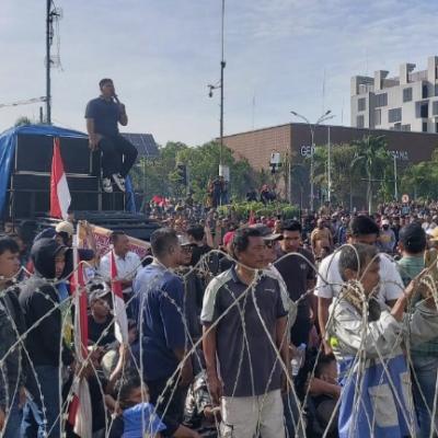 Tolak Kosongkan Kebun di Kawasan TNTN, Ribuan warga Pelalawan seruduk Kantor Gubernur Riau