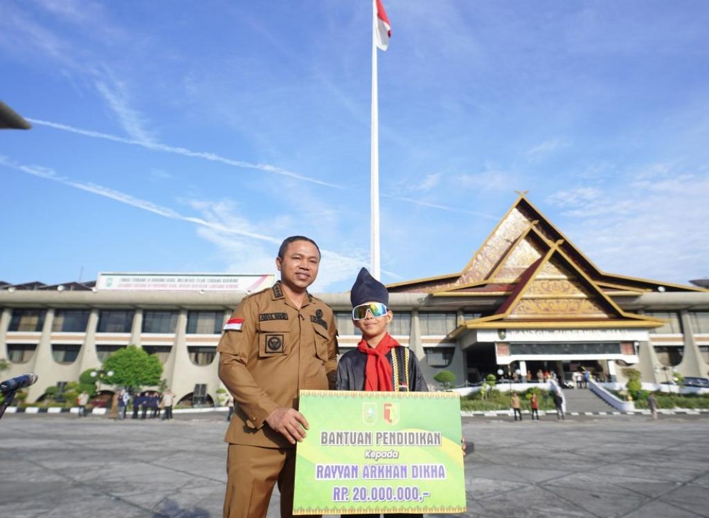 Aksinya Viral ke Penjuru Dunia, Dika Dianugerahi Gelar Duta Pariwisata dan Dapat Beasiswa dari  Gubermur Riau