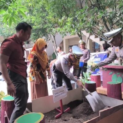 Ditlantas Polda Riau Gelar Police Go To School di SMK PGRI Pekanbaru, Tanam Pohon dan Bagikan Helm kepada Pelajar