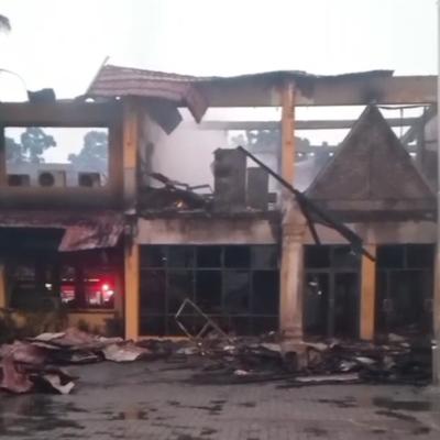 Kebakaran Hebat Landa Kantor Disnaker transportasi Riau, Bangunan di Lantai Dua Ludes Terbakar