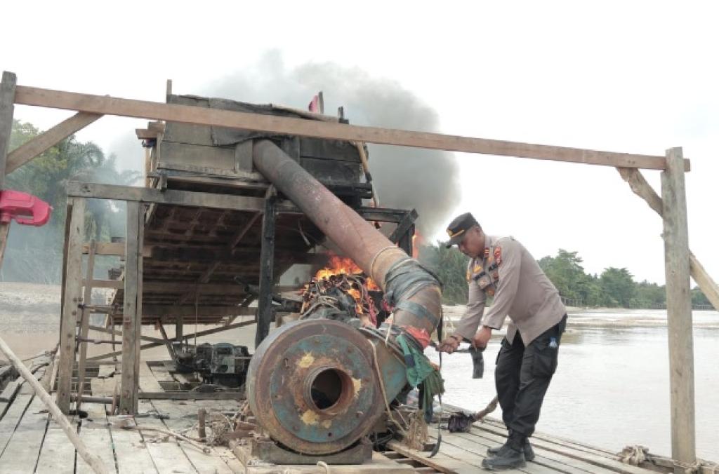 Wakapolda Riau Pimpin Langsung Operasi PETI di Kuansing, 13 Rakit Dimusnahkan