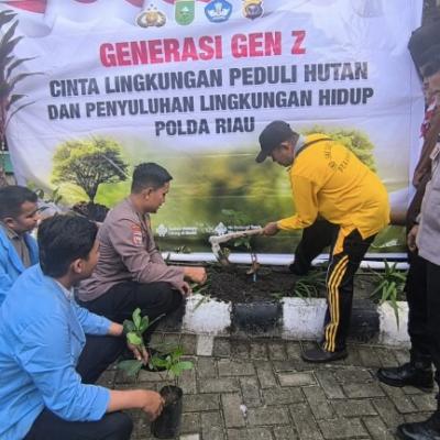 Polda Riau Bersama Cipayung Plus dan Bhabinkamtibmas Gaungkan Green Policing di SMK YABRI Pekanbaru