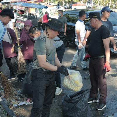 Kapolres dan Bupati Kuansing turun langsung ikut gotong royong di tepian Narosa Pasca Event Pacu Jalur Nasional