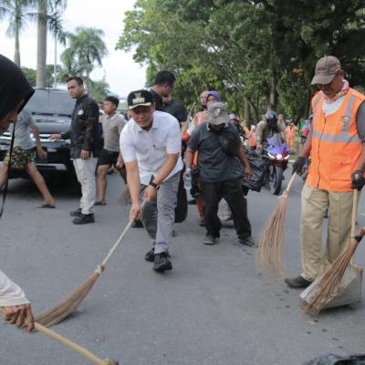 Demontrasi di DPRD Riau Usai, Walikota Agung Pimpin Bersih-bersih Bareng Mahasiswa dan Pasukan Kuning