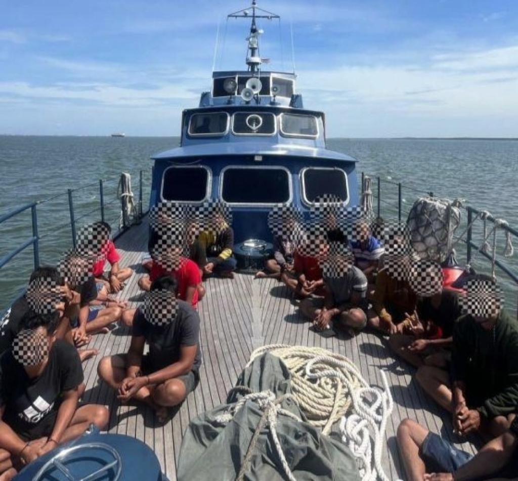 Operasi Gabungan Gagalkan Pengiriman 13 PMI Ilegal dan Ribuan Batang Kayu Gagal ke Port Klang