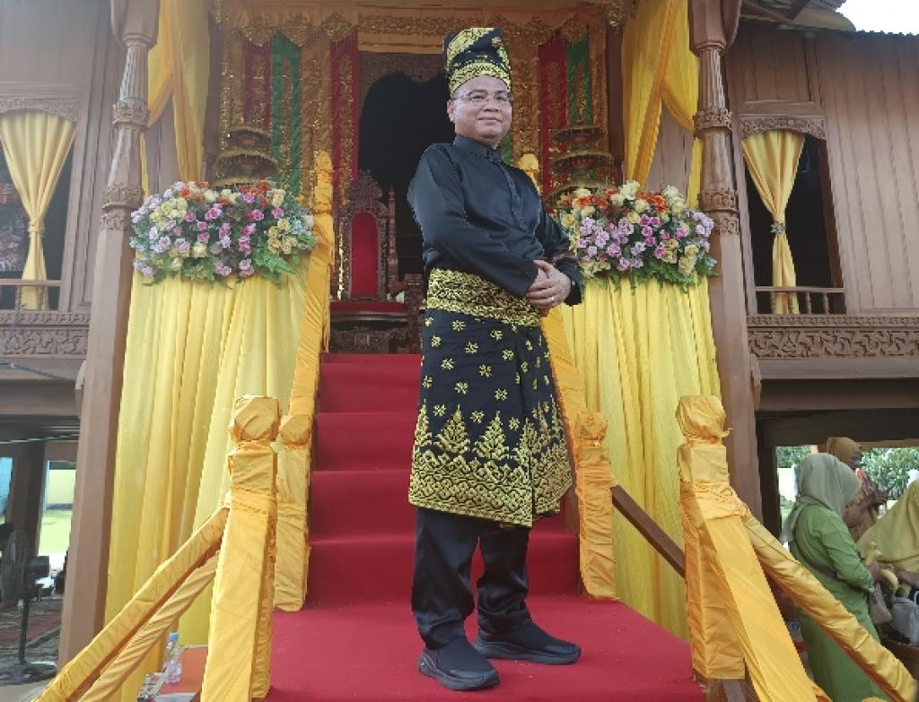 Rektor Unilak Prof Junaidi Terima Anugerah Gelar Kehormatan Adat dari Kerajaan Rokan