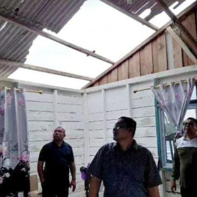 Diterjang Angin Kencang, Sejumlah Atap Rumah Warga Beterbangan