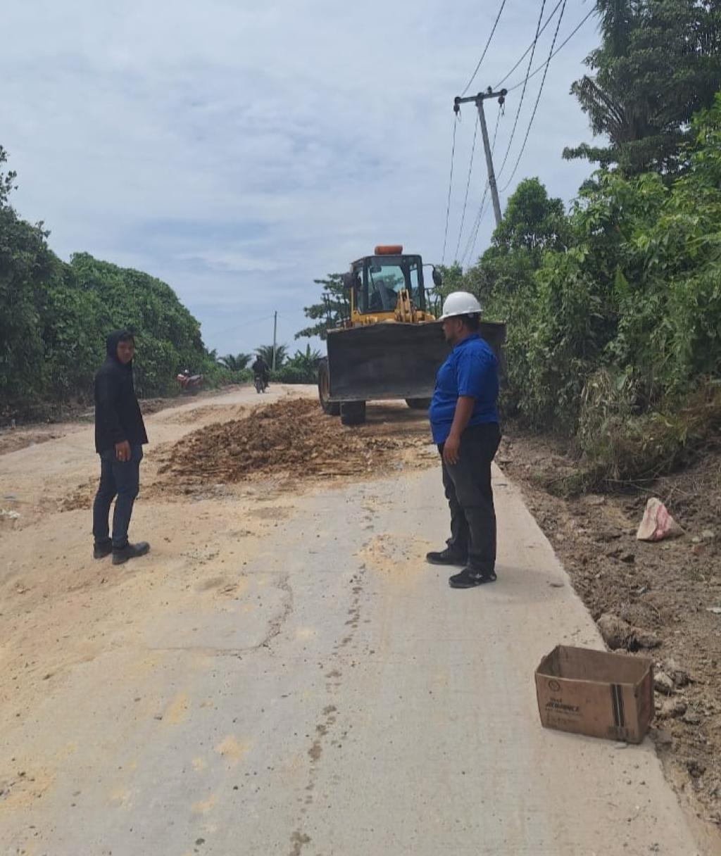Prihatin Dengan Kondisi Jalan Rusak Parah, PT ATM Bantu Warga Timbun Jutaan Lobang Yang Bahayakan Pengendara