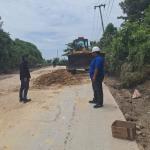 Prihatin Dengan Kondisi Jalan Rusak Parah, PT ATM Bantu Warga Timbun Jutaan Lobang Yang Bahayakan Pengendara