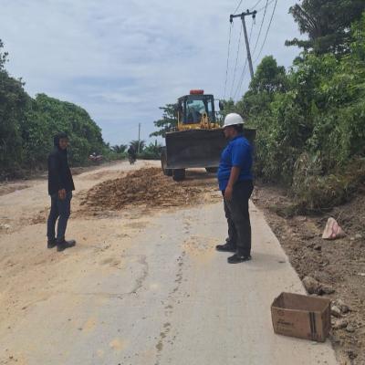 Prihatin Dengan Kondisi Jalan Rusak Parah, PT ATM Bantu Warga Timbun Jutaan Lobang Yang Bahayakan Pengendara