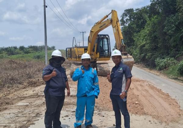 Untuk Ketiga Kalinya PT ATM Bantu Warga Timbun Jalan Berlobang, Kali Ini Berkolaborasi Dengan PT Medco