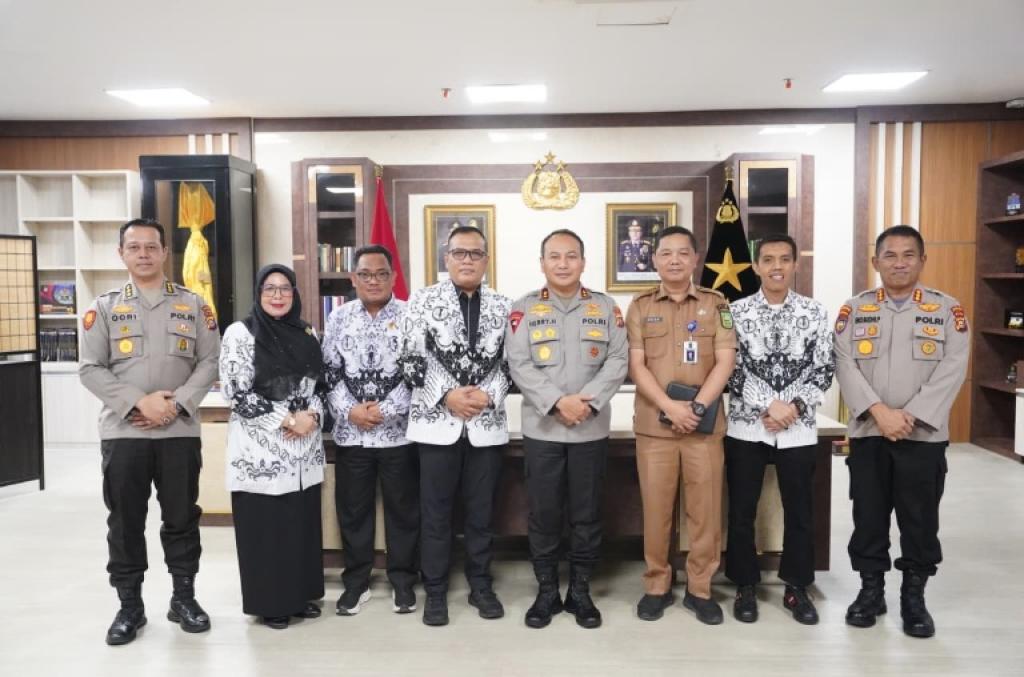 PGRI Riau dan Polda Riau Jalin Sinergi untuk Perlindungan Hukum Guru dan Program Green Policing
