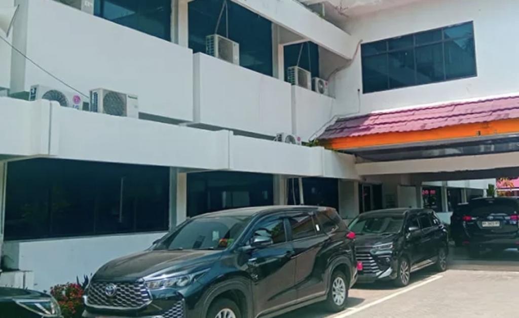 Tim KPK Obok-obok Kantor BPKAD Riau Terkait Dugaan Korupsi Gubernur