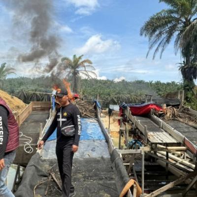 Polsek Singingi Tertibkan Dua Rakit PETI di Sungai Mampek